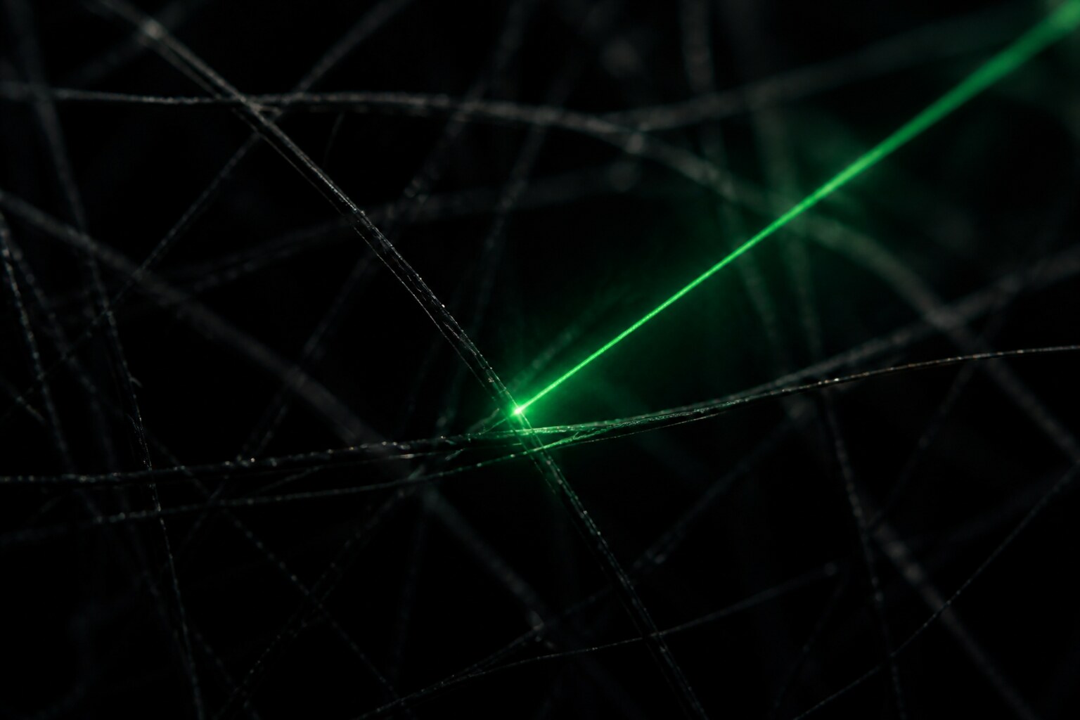 A single emerald-green beam of light selecting one glowing thread out of a dim swarm of grey threads in the dark, symbolizing an AI engine choosing one source to cite